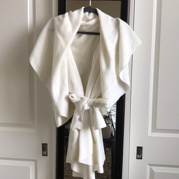 Sweaters - ❣️ H O S T • P I C K ❣️ Plush White Sweater Wrap